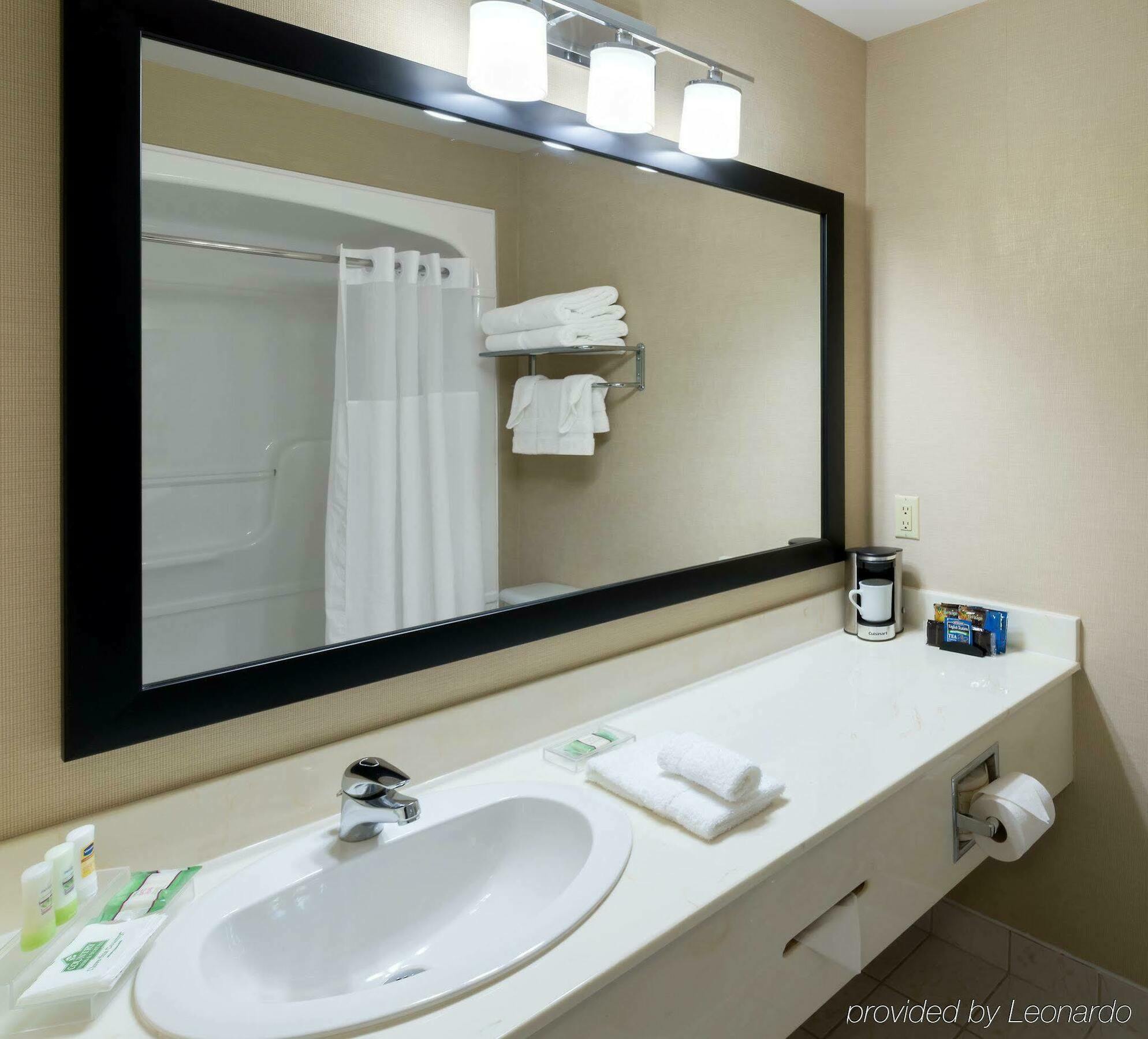 Quality Inn & Suites Oakville Exterior foto